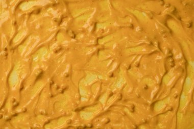 Sarı sos arka plan olarak sıçrıyor. Üst görünüm. 