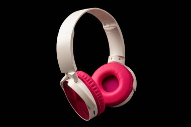 Siyah arkaplanda pembe ve beyaz kulaklıklar var.. 