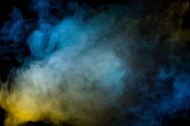 Siyah arka planda mavi ve sarı buhar. Boşluğu kopyala.