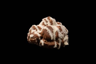 Siyah arka planda hindistan cevizi kremalı profiterol.. 