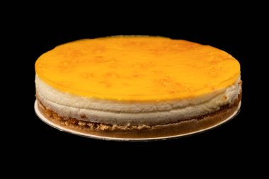 Beyaz arkaplanda izole edilmiş turuncu cheesecake. 