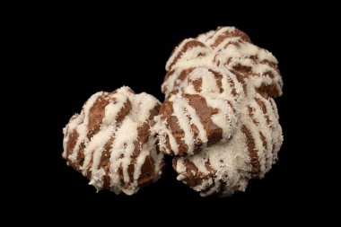 Siyah arka planda hindistan cevizi kremalı profiterol.. 