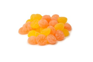 Beyaz arka planda izole edilmiş parlak narenciye lolipopları. 