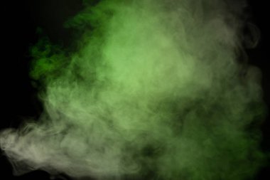 Siyah arka planda yeşil ve beyaz buhar. Boşluğu kopyala.