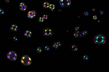 Sabun köpükleri siyah arka planda izole edilmiş. Boşluğu kopyala. 