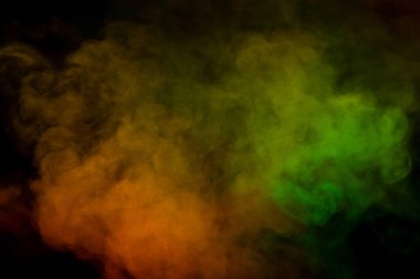 Siyah arka planda kırmızı ve yeşil buhar. Boşluğu kopyala.