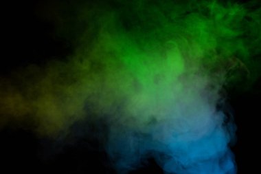 Siyah arka planda mavi ve sarı buhar. Boşluğu kopyala.