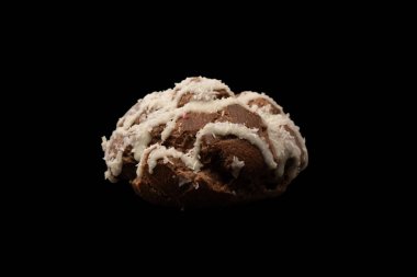 Siyah arka planda hindistan cevizi kremalı profiterol.. 