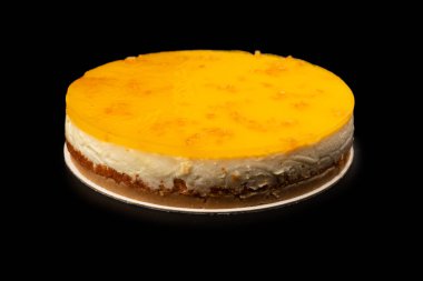 Beyaz arkaplanda izole edilmiş turuncu cheesecake. 