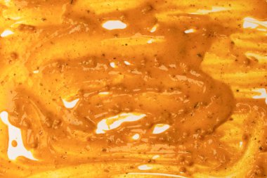 Sarı sos arka plan olarak sıçrıyor. Üst görünüm. 