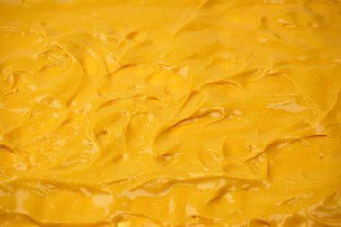 Sarı sos arka plan olarak sıçrıyor. Üst görünüm. 