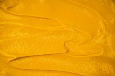 Sarı sos arka plan olarak sıçrıyor. Üst görünüm. 