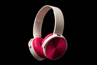 Siyah arkaplanda pembe ve beyaz kulaklıklar var.. 