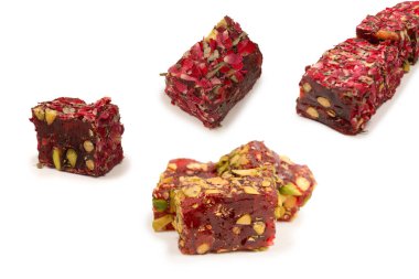 Gül ve fındıklı tatlı rulo, Türk tatlıları. Türk rahat beyaz zemin üzerinde izole.