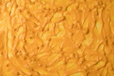 Sarı sos arka plan olarak sıçrıyor. Üst görünüm. 