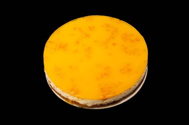 Beyaz arkaplanda izole edilmiş turuncu cheesecake. 