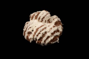 Siyah arka planda hindistan cevizi kremalı profiterol.. 