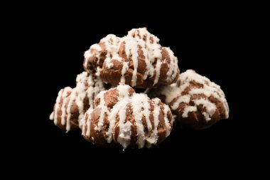 Siyah arka planda hindistan cevizi kremalı profiterol.. 