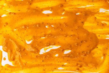 Sarı sos arka plan olarak sıçrıyor. Üst görünüm. 