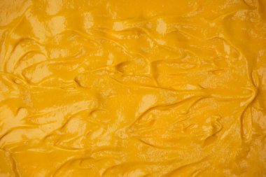 Sarı sos arka plan olarak sıçrıyor. Üst görünüm. 