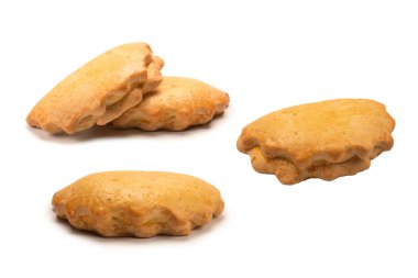 Beyaz arka planda izole edilmiş süzme peynirli tatlı hamur işi.