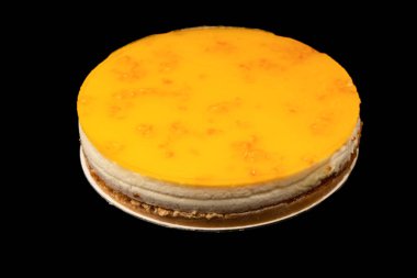 Beyaz arkaplanda izole edilmiş turuncu cheesecake. 