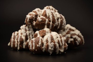 Siyah arka planda hindistan cevizi kremalı profiterol.. 