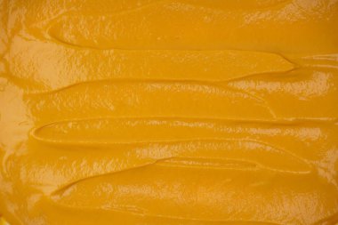 Sarı sos arka plan olarak sıçrıyor. Üst görünüm. 