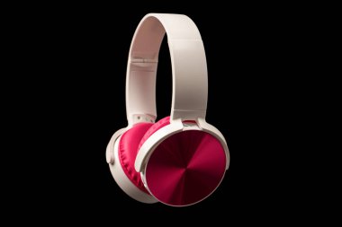 Siyah arkaplanda pembe ve beyaz kulaklıklar var.. 