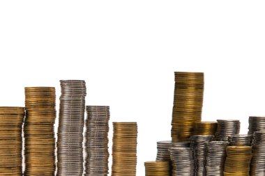 Beyaz arka planda izole edilmiş bozuk para yığını. Bankacılık ve para. 