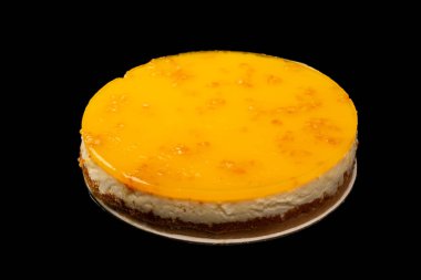 Beyaz arkaplanda izole edilmiş turuncu cheesecake. 