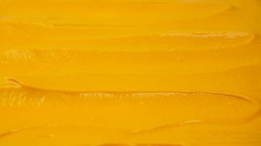 Sarı sos arka plan olarak sıçrıyor. Üst görünüm. 