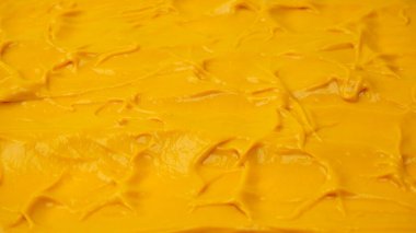 Sarı sos arka plan olarak sıçrıyor. Üst görünüm. 