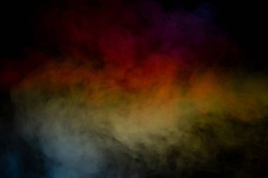 Siyah arka planda turuncu ve kırmızı buhar. Boşluğu kopyala.