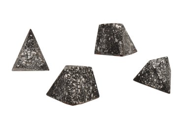 Değerli taşlar şeklinde çikolata şekerlemeleri, beyaz bir arka planda izole edilmiş mermer desenli.. 