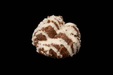 Siyah arka planda hindistan cevizi kremalı profiterol.. 