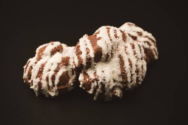 Siyah arka planda hindistan cevizi kremalı profiterol.. 