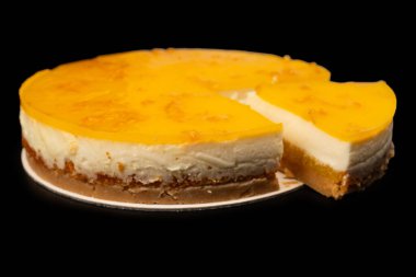 Beyaz arkaplanda izole edilmiş turuncu cheesecake. 