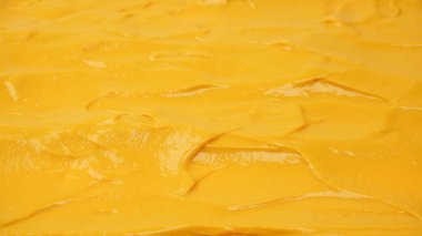 Sarı sos arka plan olarak sıçrıyor. Üst görünüm. 