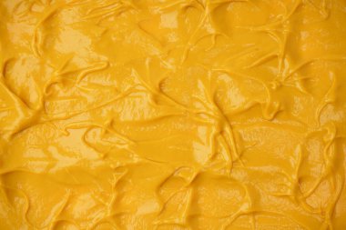 Sarı sos arka plan olarak sıçrıyor. Üst görünüm. 