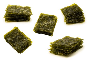 Beyaz arka planda izole edilmiş lezzetli yosun.. 