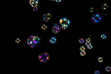 Sabun köpükleri siyah arka planda izole edilmiş. Boşluğu kopyala. 