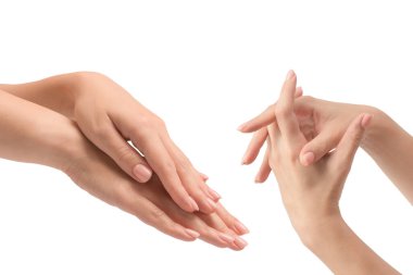 Beyaz arka planda çıplak manikürlü kadın elleri. 