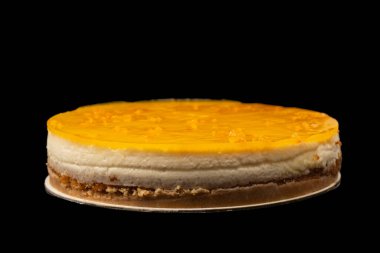 Beyaz arkaplanda izole edilmiş turuncu cheesecake. 