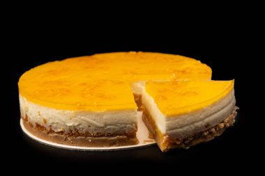Beyaz arkaplanda izole edilmiş turuncu cheesecake. 