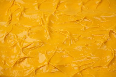 Sarı sos arka plan olarak sıçrıyor. Üst görünüm. 