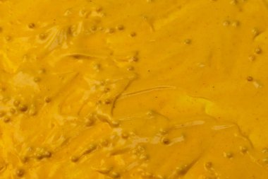 Sarı sos arka plan olarak sıçrıyor. Üst görünüm. 