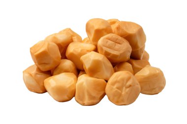 Beyaz bir arka planda izole edilmiş peynir parçaları.. 