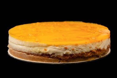 Beyaz arkaplanda izole edilmiş turuncu cheesecake. 