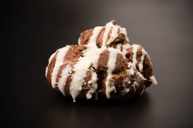 Siyah arka planda hindistan cevizi kremalı profiterol.. 